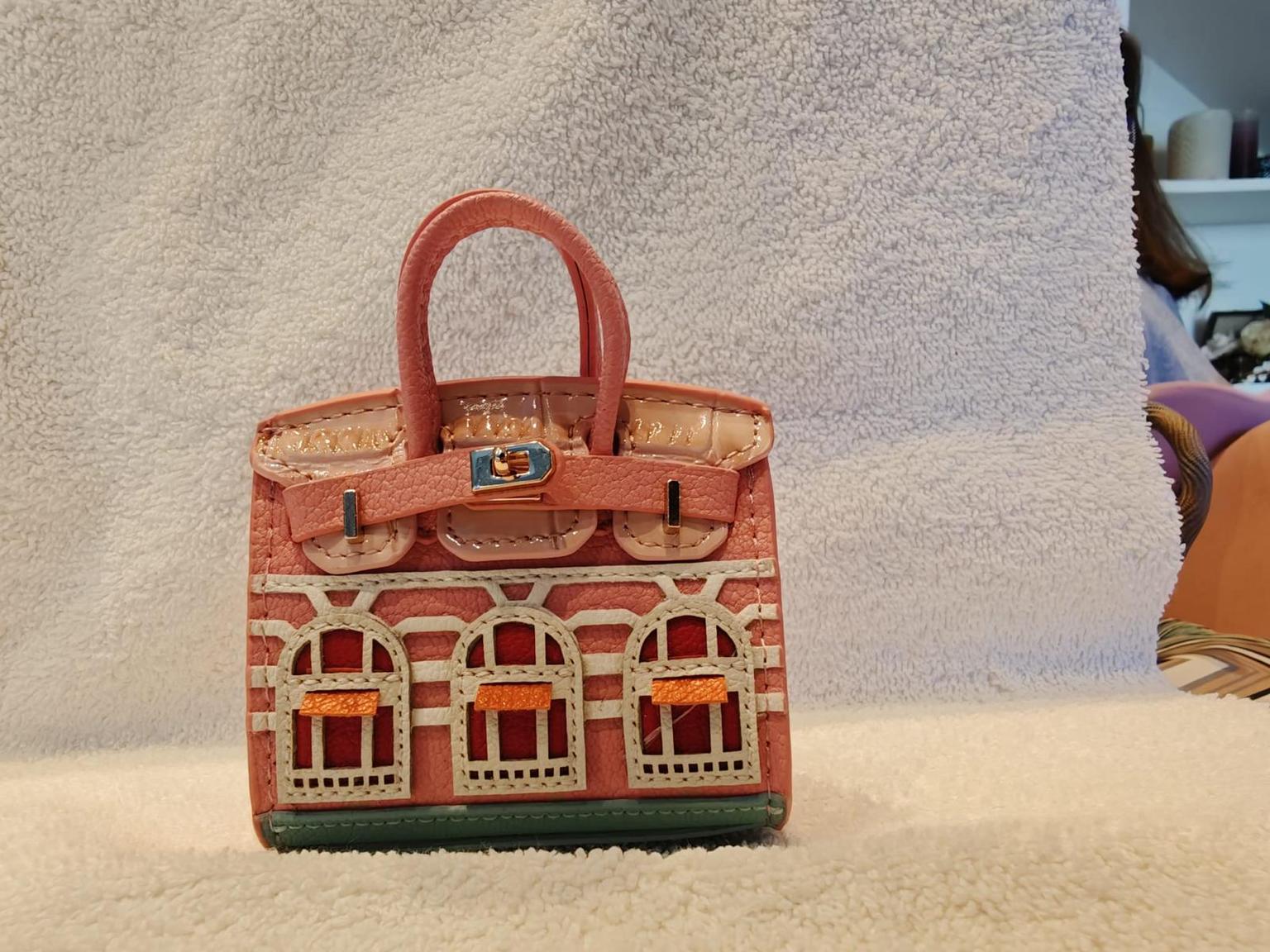 Close-up of The Facade Mini in the peach colourway.